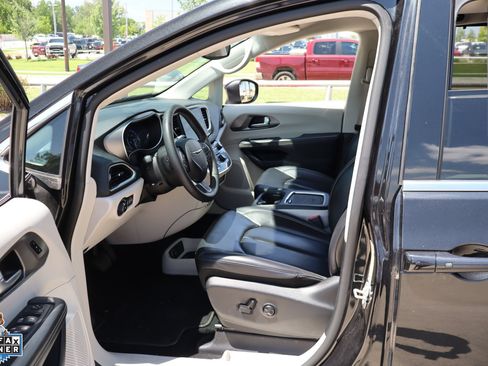 Used 2023 Chrysler Pacifica Touring-L FWD image 25