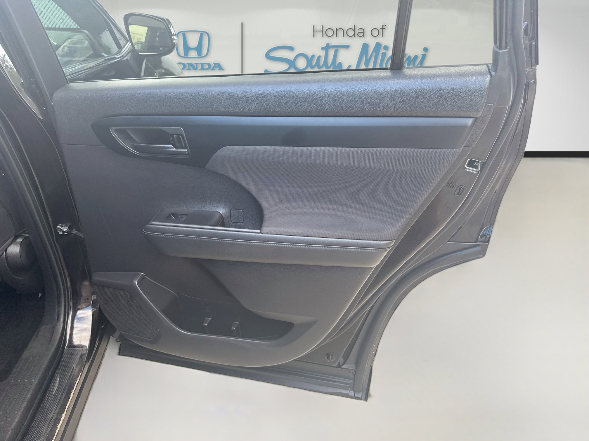 Used 2022 Toyota Highlander LE FWD image 30