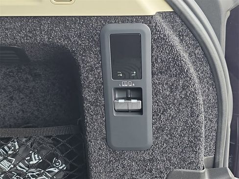 Certified 2025 Land Rover Range Rover SE image 14