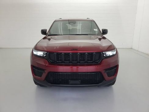 Used 2024 Jeep Grand Cherokee Altitude AWD/4WD image 3