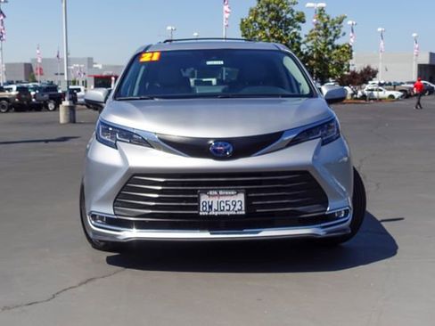 Certified 2021 Toyota Sienna XLE w/ XLE Plus Package AWD/4WD image 3