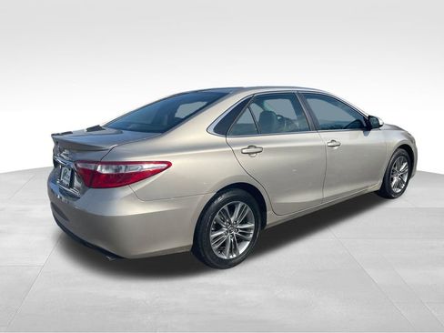 Used 2015 Toyota Camry SE w/ Moonroof Package image 8