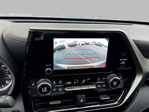 Used 2024 Toyota Highlander XLE FWD image 27