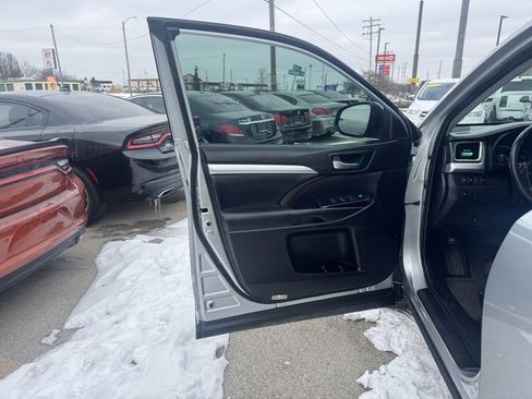 Used 2019 Toyota Highlander XLE image 20