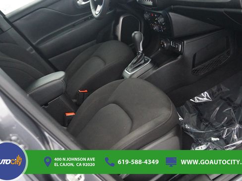 Used 2023 Jeep Renegade Latitude AWD/4WD image 8