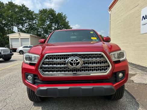 Used 2017 Toyota Tacoma TRD Off-Road w/ Premium & Technology Package AWD/4WD image 8