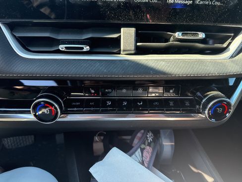 Used 2025 Chevrolet Equinox LT w/ Convenience Package II image 16