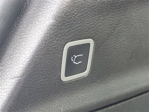 Certified 2021 Chrysler Pacifica Touring-L w/ Uconnect Theater Family Group image 9