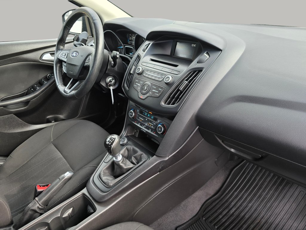 Used 2016 Ford Focus SE w/ SE Cold Weather Package FWD image 19