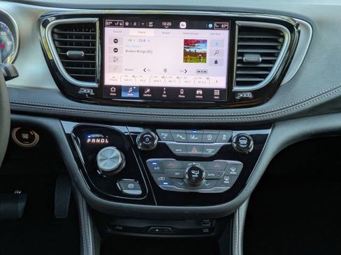 Used 2024 Chrysler Pacifica Pinnacle w/ Trailer Tow Group image 27