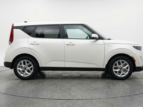 Used 2025 Kia Soul LX w/ LX Technology Package FWD image 11