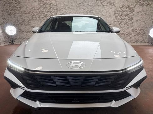 New 2026 Hyundai Elantra SE FWD image 2