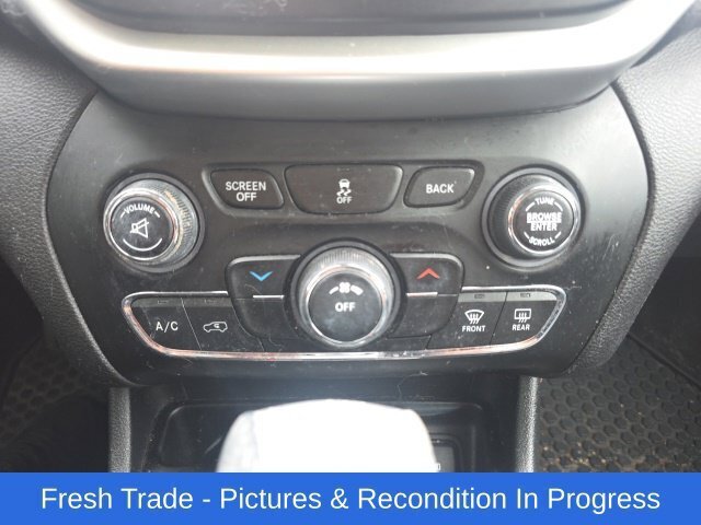 Used 2018 Jeep Cherokee Latitude Plus w/ Cold Weather Group AWD/4WD image 14