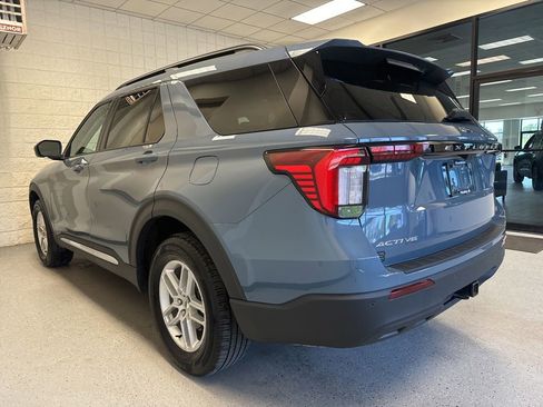 Used 2025 Ford Explorer Active AWD/4WD image 3