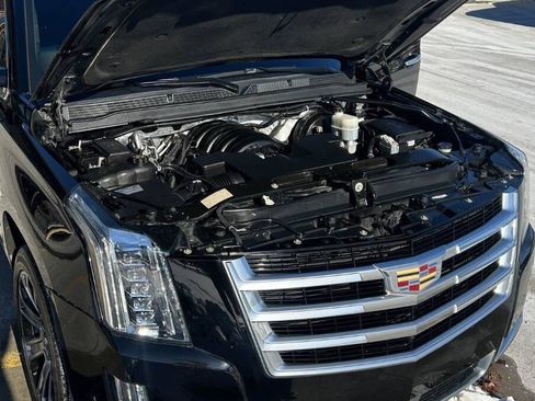 Used 2018 Cadillac Escalade Premium Luxury image 44