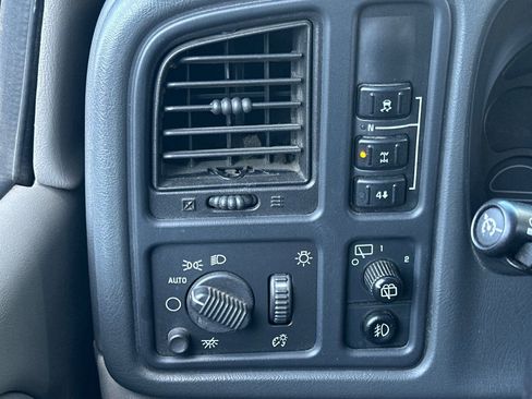 Used 2004 Chevrolet Tahoe LT w/ LT Preferred Equipment Group AWD/4WD image 20
