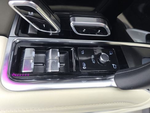 Used 2025 Land Rover Range Rover Long Wheelbase SE image 26