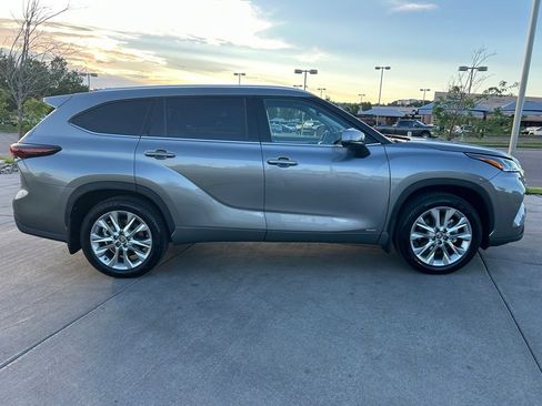Used 2026 Toyota Highlander Limited AWD/4WD image 9