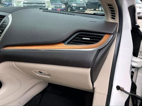 Used 2017 Lincoln MKC Select image 23