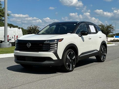 Used 2025 Nissan Kicks SR w/ SR Premium Package FWD image 1