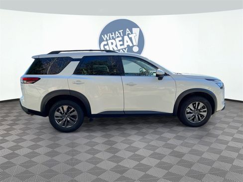 Certified 2024 Nissan Pathfinder SV image 6