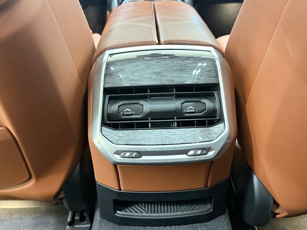 Used 2023 BMW i7 xDrive60 AWD/4WD image 38