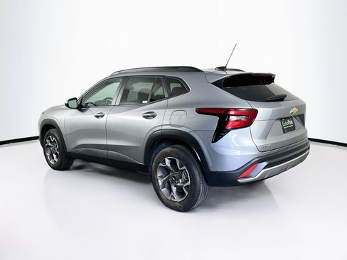 Used 2025 Chevrolet Trax LT w/ LT Convenience Package FWD image 5