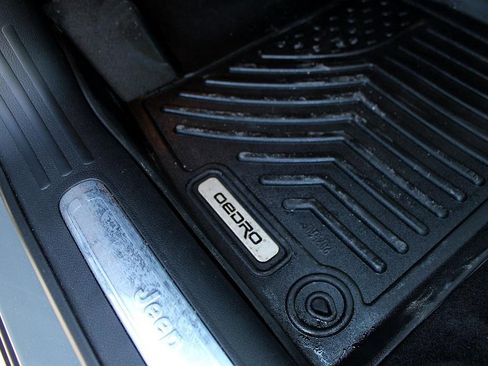 Used 2020 Jeep Cherokee Limited image 35