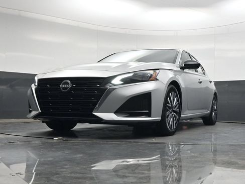 Used 2025 Nissan Altima 2.5 SV FWD image 48