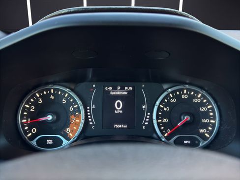 Used 2018 Jeep Renegade Latitude w/ Cold Weather Group image 16