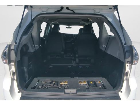 Used 2017 Toyota Sienna SE w/ SE Preferred Package image 9