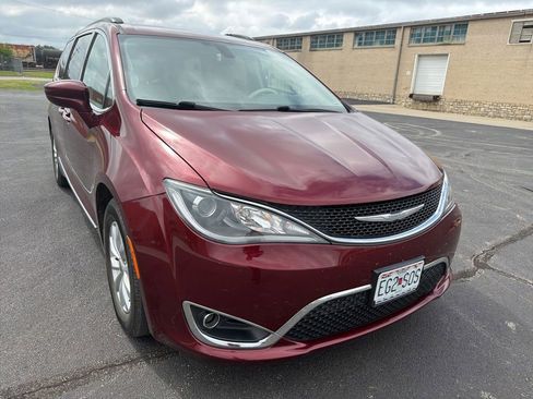 Used 2017 Chrysler Pacifica Touring-L FWD image 3