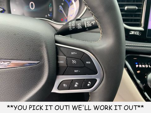 Used 2023 Chrysler Pacifica Touring-L FWD image 17