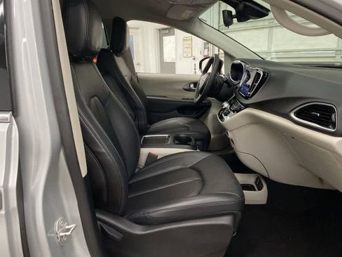 Used 2024 Chrysler Pacifica Touring-L image 18