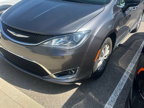Used 2018 Chrysler Pacifica Touring-L FWD image 1
