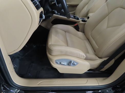 Certified 2025 Porsche Macan AWD/4WD image 40