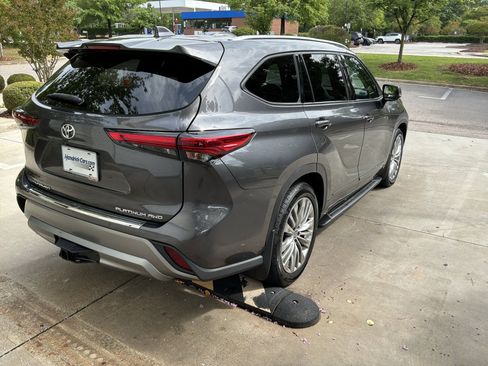 Used 2022 Toyota Highlander Platinum AWD/4WD image 10