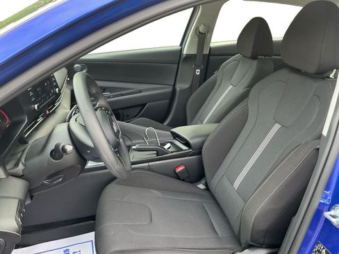 Used 2025 Hyundai Elantra SE FWD image 9