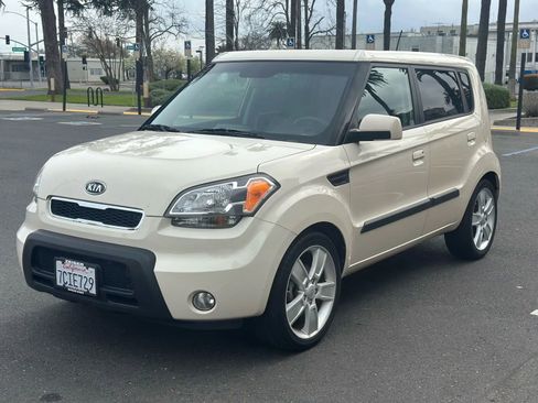 Used 2010 Kia Soul ! image 3