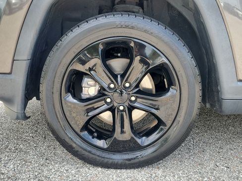 Used 2018 Jeep Compass Latitude FWD image 9