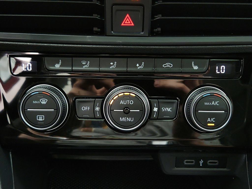 Used 2023 Volkswagen Jetta SE w/ Panoramic Sunroof Package FWD image 16