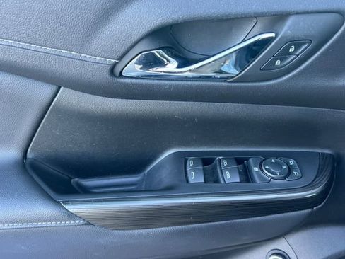 Used 2023 GMC Acadia SLT image 11