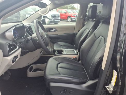 Used 2024 Chrysler Pacifica Touring-L image 28