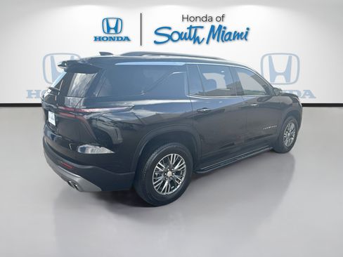 Used 2025 Chevrolet Traverse LT FWD image 7