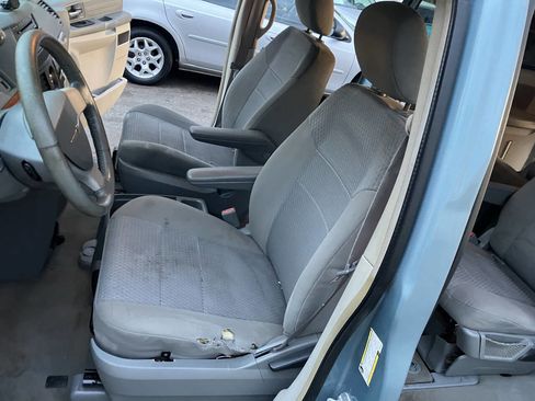 Used 2008 Chrysler Town & Country LX image 35