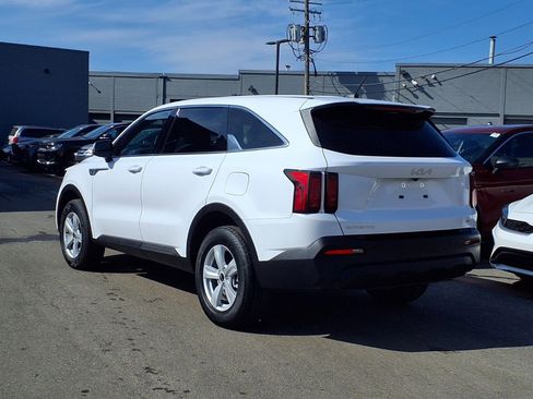 Used 2023 Kia Sorento LX image 2