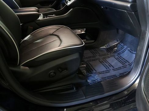 Used 2025 Chrysler Pacifica Limited FWD image 36