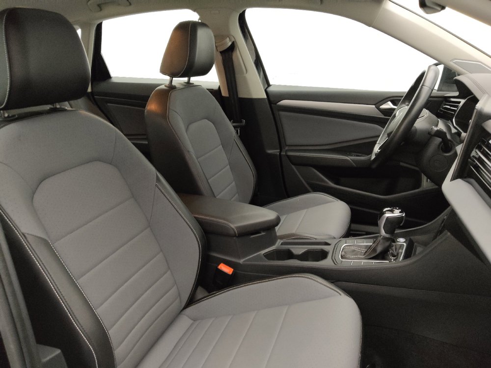 Used 2025 Volkswagen Jetta SE FWD image 21