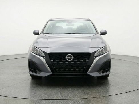 Used 2025 Nissan Altima 2.5 SV FWD image 2