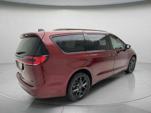 Used 2023 Chrysler Pacifica Touring-L w/ S Appearance Package AWD/4WD image 4
